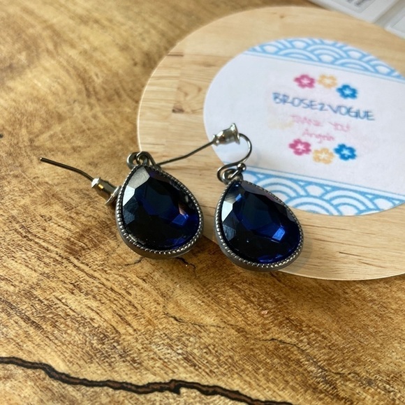 Gorgeous Blue Stone Earrings - Picture 3 of 4
